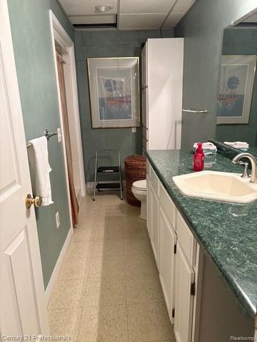 2120 Oakwood Drive, Troy, MI 48085