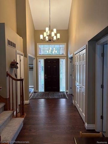 2120 Oakwood Drive, Troy, MI 48085