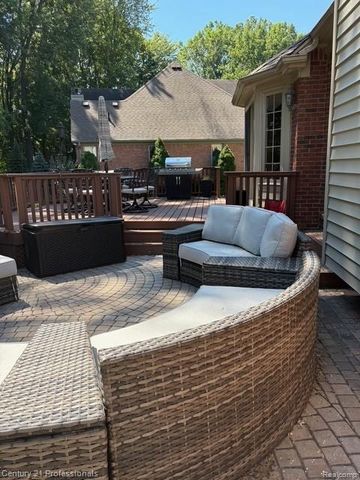 2120 Oakwood Drive, Troy, MI 48085