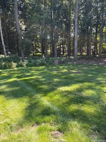 2120 Oakwood Drive, Troy, MI 48085