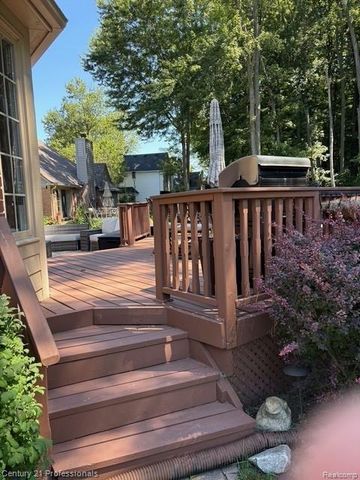 2120 Oakwood Drive, Troy, MI 48085