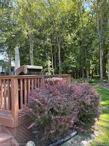 2120 Oakwood Drive, Troy, MI 48085