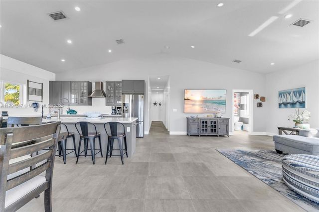 16 N Channel Dr, Key Largo, FL 33037