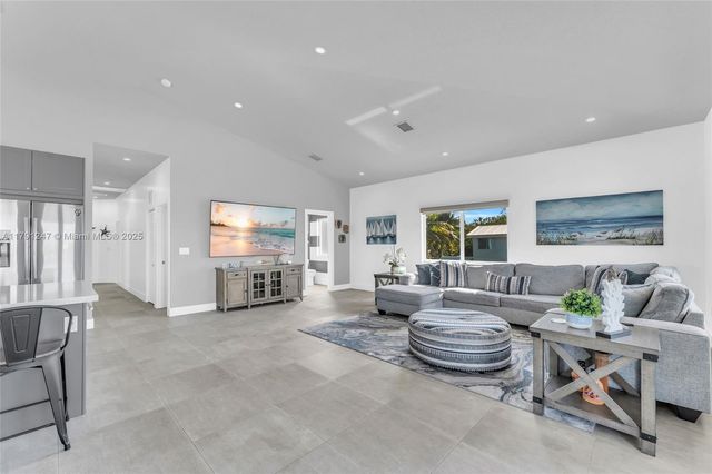 16 N Channel Dr, Key Largo, FL 33037