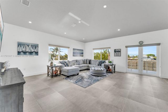 16 N Channel Dr, Key Largo, FL 33037