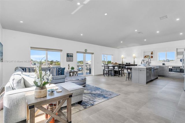 16 N Channel Dr, Key Largo, FL 33037