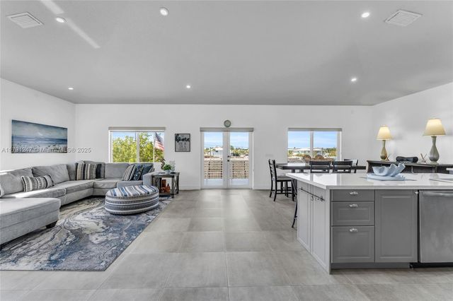 16 N Channel Dr, Key Largo, FL 33037