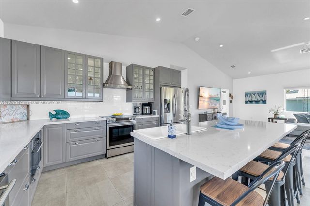 16 N Channel Dr, Key Largo, FL 33037