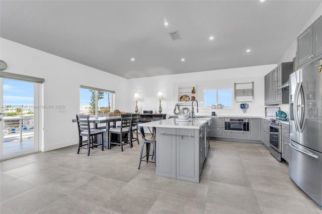 16 N Channel Dr, Key Largo, FL 33037