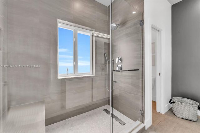 16 N Channel Dr, Key Largo, FL 33037