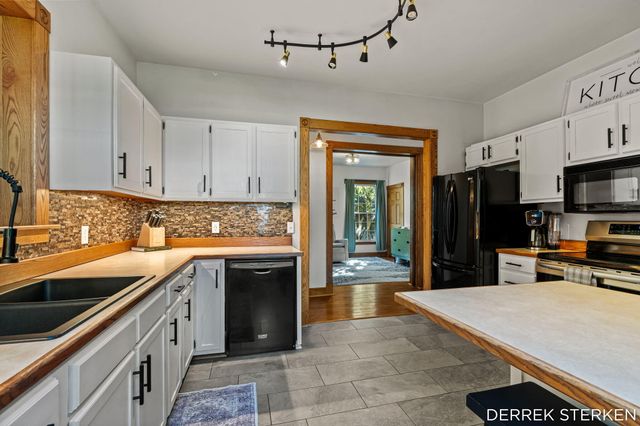 125 W Main Avenue, Zeeland, MI 49464