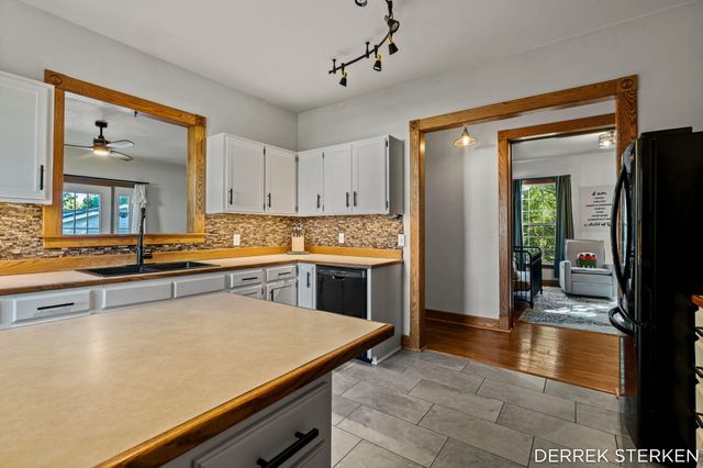 125 W Main Avenue, Zeeland, MI 49464
