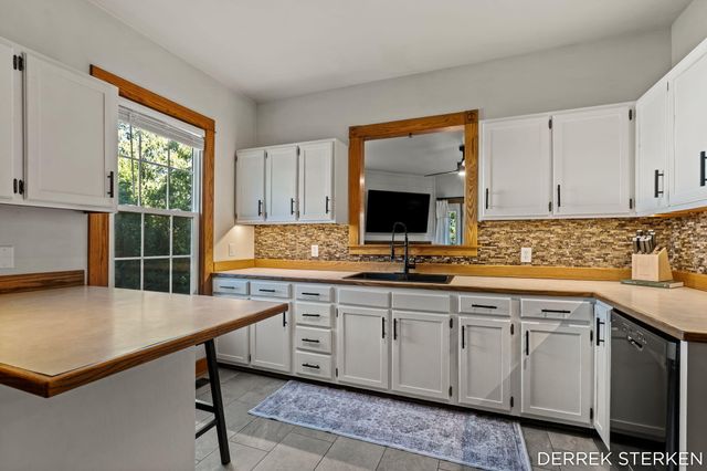 125 W Main Avenue, Zeeland, MI 49464