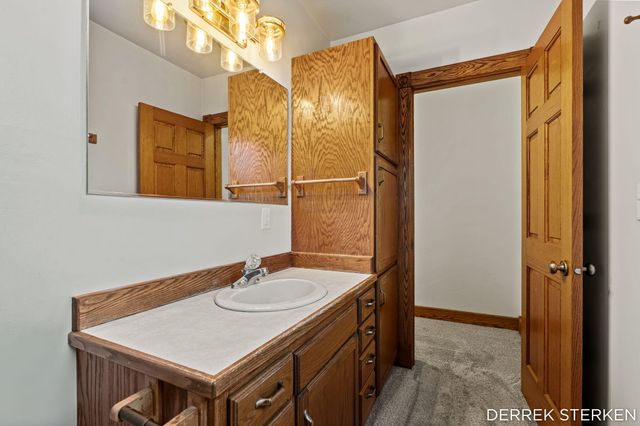125 W Main Avenue, Zeeland, MI 49464