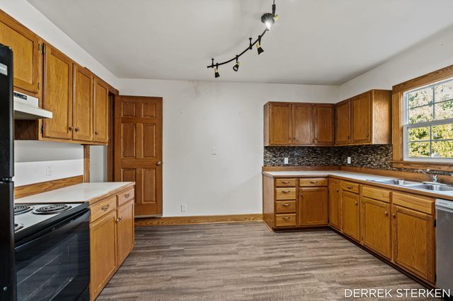 125 W Main Avenue, Zeeland, MI 49464