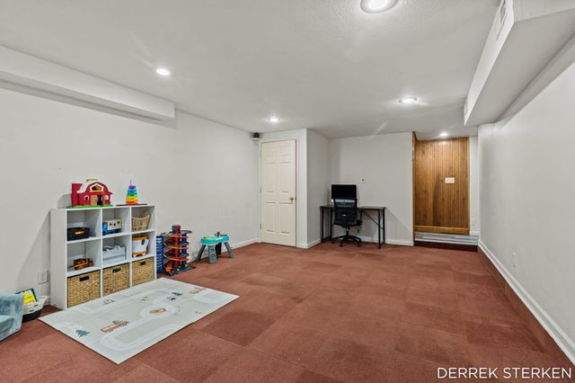 125 W Main Avenue, Zeeland, MI 49464