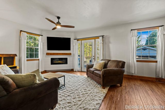 125 W Main Avenue, Zeeland, MI 49464