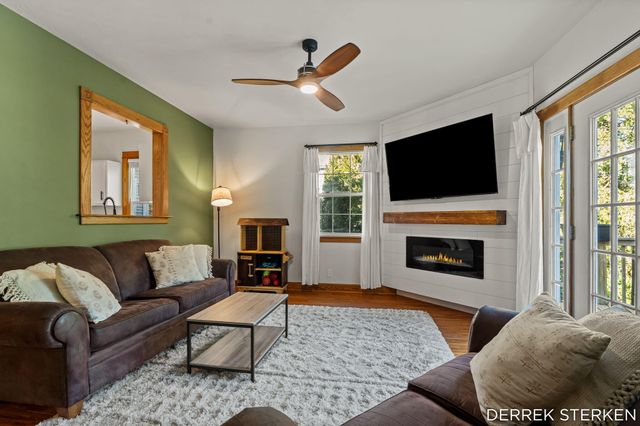 125 W Main Avenue, Zeeland, MI 49464