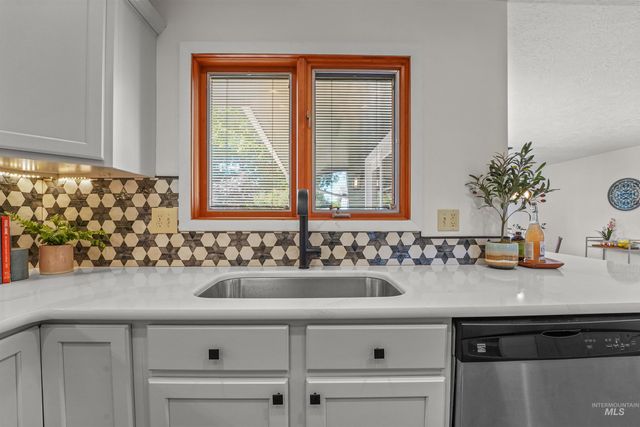 1913 W Suncrest Dr, Boise, ID 83705