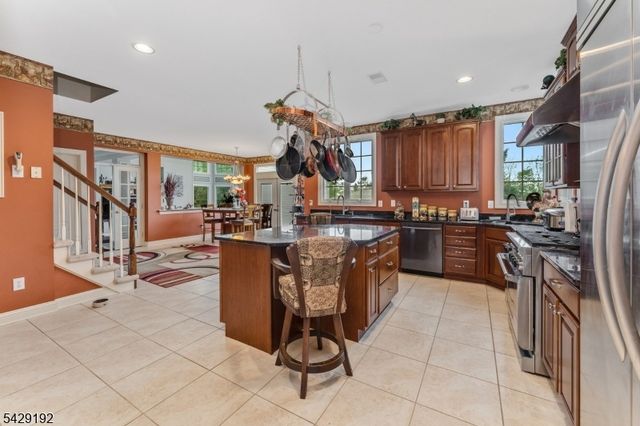 3 Kentview Ct, Raritan Twp., NJ 08822