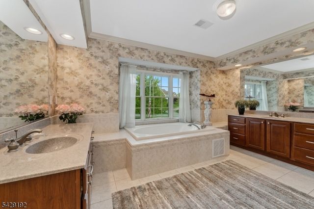 3 Kentview Ct, Raritan Twp., NJ 08822