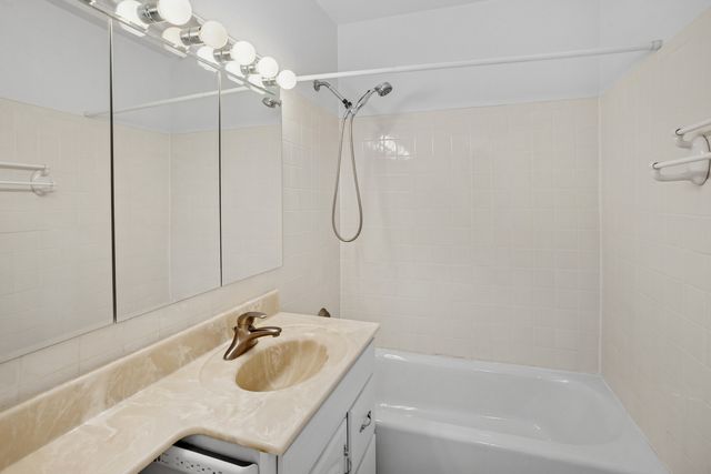 8905 Knight Avenue 211, Des Plaines, IL 60016