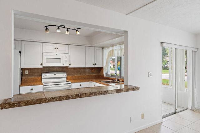 5570 Tamberlane Circle 131, Palm Beach Gardens, FL 33418