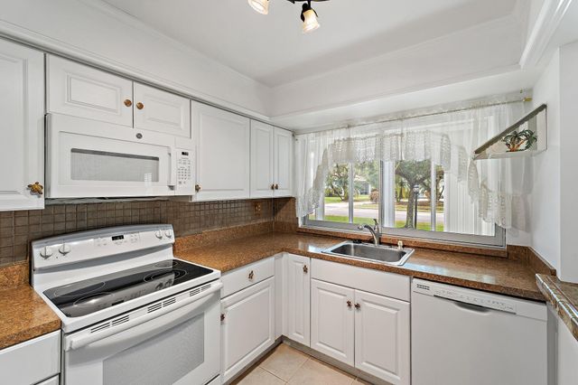 5570 Tamberlane Circle 131, Palm Beach Gardens, FL 33418