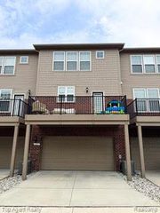 2689 HELMSDALE Circle, Rochester Hills, MI 48307