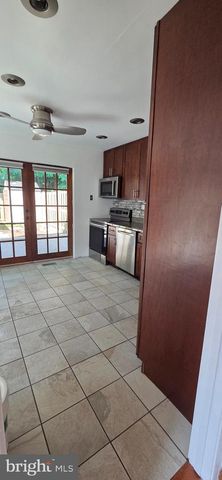 6022 FORREST HOLLOW LN, Springfield, VA 22152