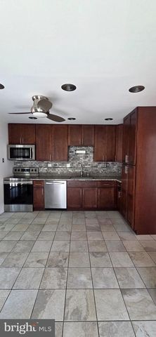 6022 FORREST HOLLOW LN, Springfield, VA 22152