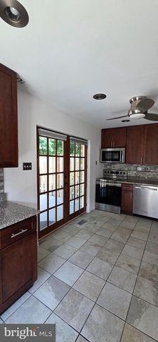 6022 FORREST HOLLOW LN, Springfield, VA 22152