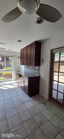 6022 FORREST HOLLOW LN, Springfield, VA 22152