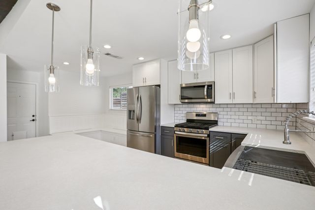 7205 Twisted Oaks DR, Austin, TX 78745