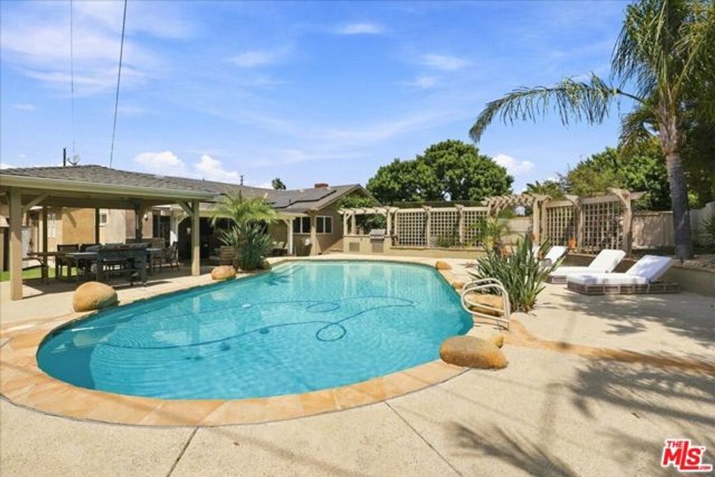 1940 Country Club Road, Thousand Oaks, CA 91360