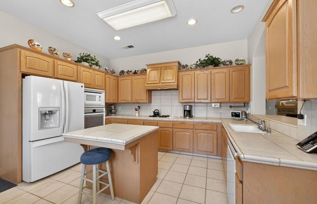 2330 Deauville Circle, Clovis, CA 93619