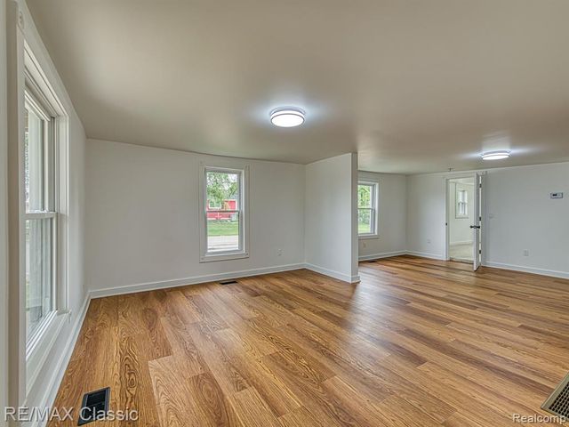 9509 Main Street, Whitmore Lake, MI 48189