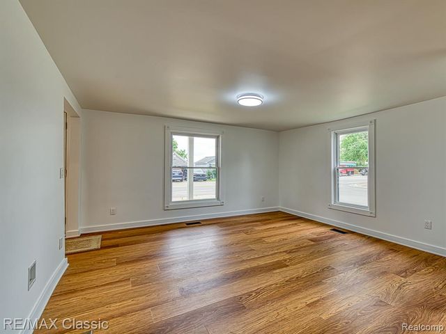 9509 Main Street, Whitmore Lake, MI 48189