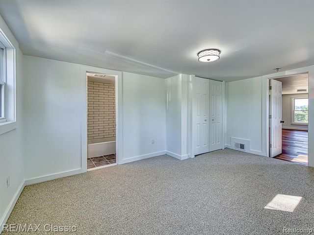 9509 Main Street, Whitmore Lake, MI 48189