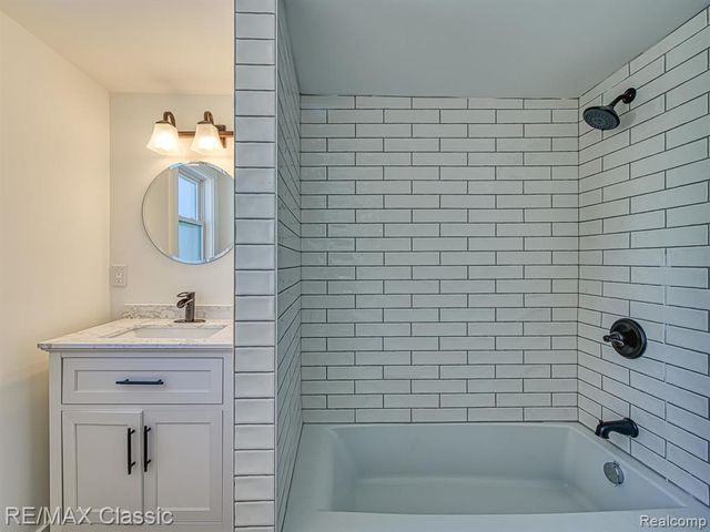 9509 Main Street, Whitmore Lake, MI 48189