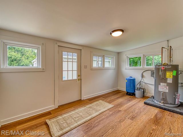 9509 Main Street, Whitmore Lake, MI 48189