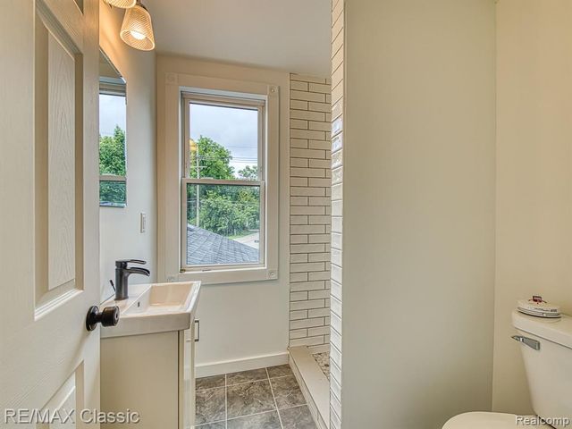 9509 Main Street, Whitmore Lake, MI 48189