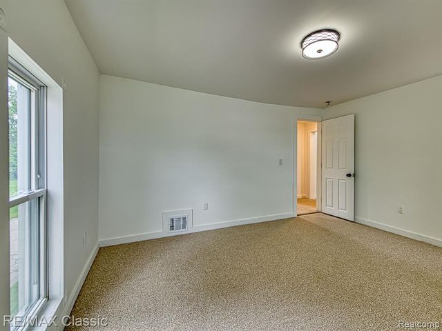 9509 Main Street, Whitmore Lake, MI 48189