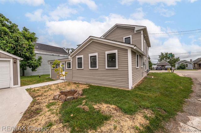 9509 Main Street, Whitmore Lake, MI 48189