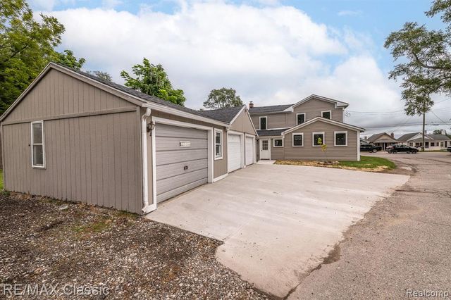 9509 Main Street, Whitmore Lake, MI 48189