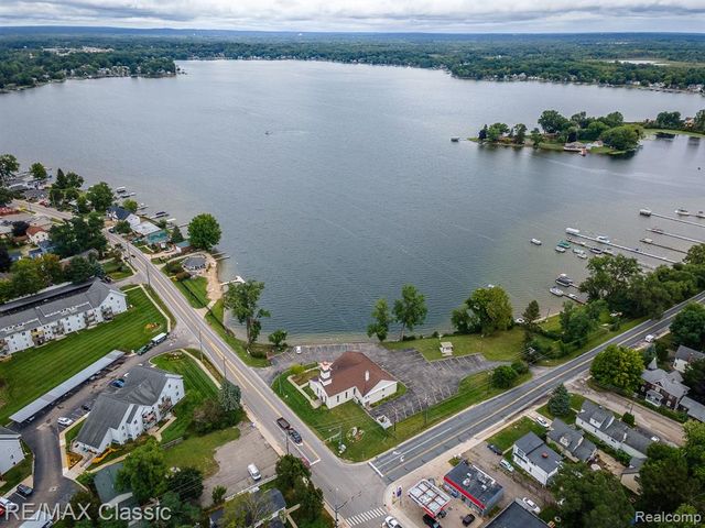 9509 Main Street, Whitmore Lake, MI 48189