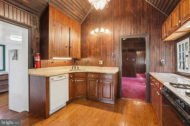 1 W LINDEN RD, Burlington Township, NJ 08016