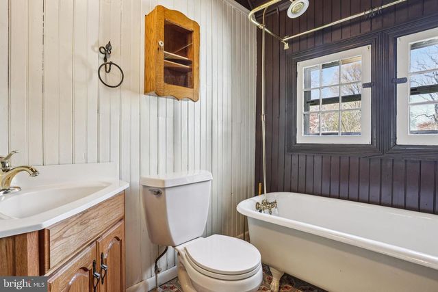 1 W LINDEN RD, Burlington Township, NJ 08016