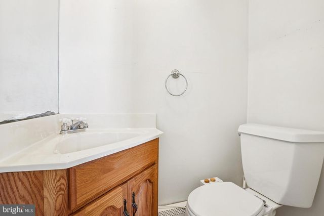 1 W LINDEN RD, Burlington Township, NJ 08016