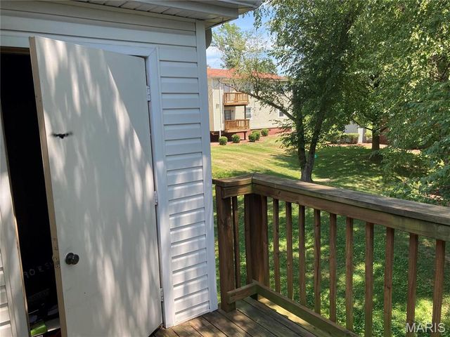 1690 E Swan Circle, St Louis, MO 63144